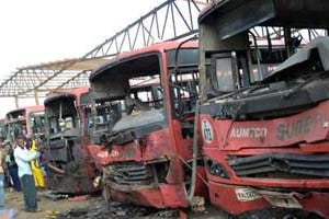 Des bus carbonisés après un double attentat à Abuja, le 14 avril 2014. © AFP