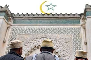 Des fidèles devant la Grande Mosquée de Paris. © AFP