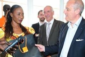 Stéphane Richard (à dr.), président directeur général d’Orange, présent à Dakar pour récompenser la dix-millionième utilisatrice d’Orange Money. © African Press Organization