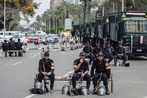 Des officiers de police dans une rue du Caire, le 16 avril 2014. © AFP