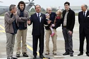 François Hollande entouré des quatre ex-otages et de Laurent Fabius, le 20 avril 2014. © AFP