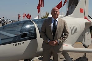 Mohsine Bennani-Karim, en présence du modèle LH-10 M. © LH Aviation