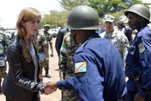 Samantha Power, ambassadrice des USA à l’ONU, salue des policiers congolais en Centrafrique. © MIGUEL MEDINA / AFP