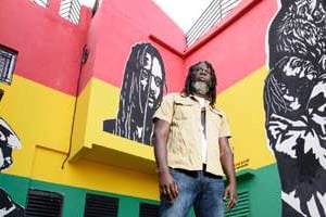 Tiken Jah Fakoly à Radio Libre, son club de reggae à Bamako. © Youri Lenquette/Jeune Afrique