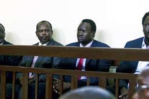 Les quatre proches de Riek Machar, lors de leur procès le 11 mars 2014. © AFP