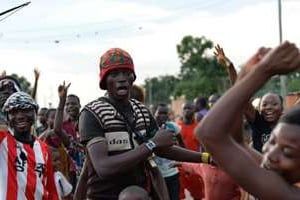 Des habitants de Bangui fêtent le départ de soldats tchadiens de Bangui le 4 avril 2014. © AFP