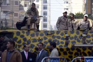 Des policiers devant le tribunal de Minya (sud), où sont jugés des pro-Morsi, le 25 mars 2014. © AFP