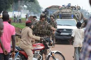 Des soldats français se préparent à escorter un convoi de musulmans à Bangui, le 22 avril 2014. © AFP