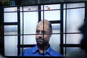 Seif el-Islam comparaît le 27 avril 2014 par vidéoconférence devant la cour pénale de Tripoli. © AFP