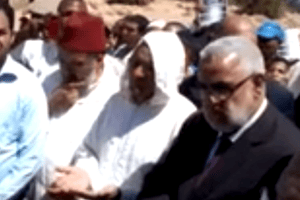 Abdelilah Benkirane (à g.) lors des obsèques d’Abderrahim el-Hasnaoui, le 26 avril. © Capture vidéo/YouTube