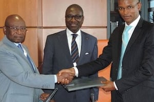Cérémonie de signature entre Jean-Pierre Lemboumba Lepandou, président de GTH (à gauche), Mamadou Kane, directeur général de Orabank Gabon (à droite) et le président d’Afreximbank Jean-Louis Ekra. © Afreximbank