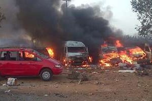 Des véhicules en feu après un attentat contre la gare routière à Abuja, le 14 avril 2014. © AFP