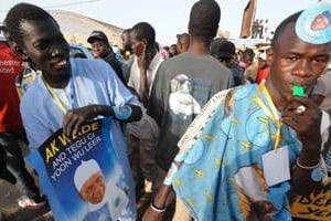 Des militants massés devant le siège du Parti démocratique sénégalais, à Dakar. © SEYLLOU / AFP