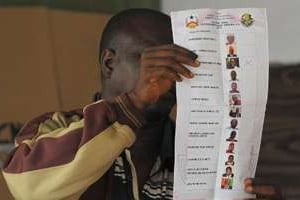 Un bulletin de vote dans un bureau de vote de Bissau. © AFP