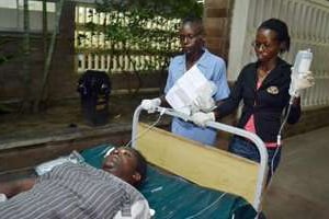 Une personne blessée par un attentat à l’explosif à Mombasa, le 3 mai 2014. © AFP