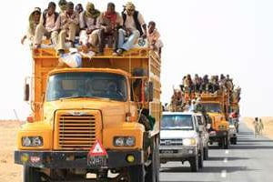 Un convoi de véhicules transportant des migrants illégaux qui avaient été abandonnés. © AFP
