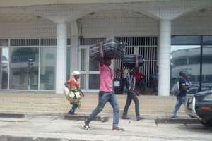 Des Congolais de la RDC quittent Brazzaville à la suite de l’opération Mbata ya bakolo. © DR