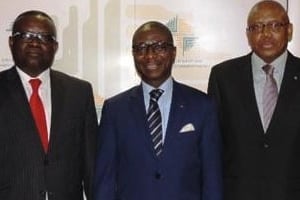 Patrice Kitebi (g), ministre en charge des Finances de la RD Congo et Jean-Louis Ekra (c), Président d’Afreximbank, au Caire en février 2014. © Afreximbank