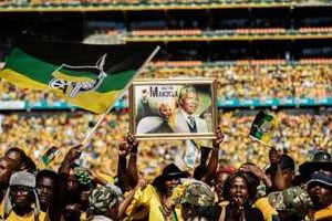 Des partisans de l’ANC sont réunis pour le dernier meeting, le 4 mai à Johannesburg. © AFP