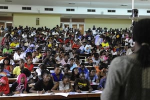 Des étudiants de l’université Nangui Abrogoua d’Abidjan prennent des cours dans un amphi le 30 mai 2013. © Olivier pour J.A.