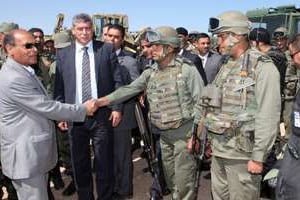 En visite au mont Chaambi, le président tunisien Moncef Marzouki salue des soldats, le 6 mai 2014. © AFP