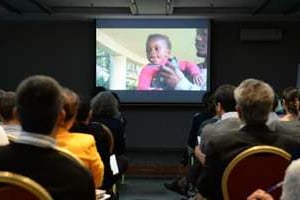 Le public visionne un documentaire sur la scolarisation d’enfants subsahariens, le 6 mai à Rabat. © AFP