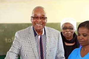Jacob Zuma vote lors des élections législatives, le 7 mai dans le village de Nkandla. © AFP