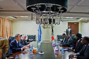 Ban Ki-moon (g) avec Salva Kiir (d) à Juba le 6 mai 2014. © AFP