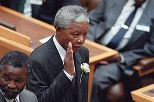 Nelson Mandela lors de sa prestation de serment. © AFP