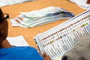 Dépouillement des bulletins de vote au Cap le 7 mai 2014 après les élections législatives. © AFP