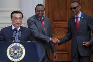 Li Keqiang (g), Uhuru Kenyatta (c) et Paul Kagame (d), le 11 mai 2014 à Nairobi. © AFP