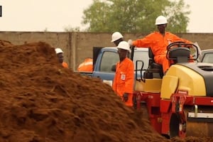 Les employés de CGE-BTP sur le chantier de l’autoroute Abidjan-Lagos. © Reussite