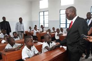 Inauguration d’une nouvelle école par Matata Ponyo, en avril 2014 à Kinshasa. © DR