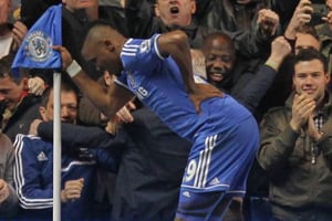 Samuel Eto’o, vexé par Mourinho, mime un vieillard après avoir ouvert le score face à Tottenham. © AFP