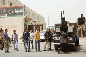 Des miliciens armés encerclant le ministère de la Justice, en avril 2013 à Tripoli. © Reuters