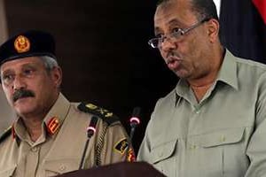 Le chef d’état-major de l’armée libyenne, Abdessalem Jadallah (à gauche), le 16 mai 2014. © AFP