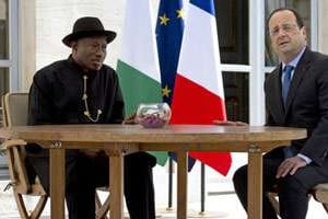 François Hollande (dr.) et le président du Nigeria, Goodluck Jonathan. © AFP