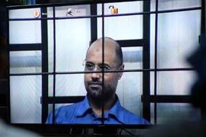 Seif al-Islam en vidéoconférence devant la cour pénale de Tripoli. © AFP