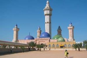 Devant la grande mosquée, qui réunit chaque année plus de 3,5 millions de mourides. © DR