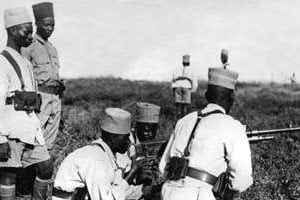 Des soldats africains se battant pour la France pendant la Seconde guerre mondiale. © AFP