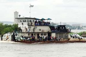 Embarcation sur le fleuve Congo, entre Brazzzaville et Kinshasa. © AFP