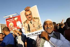 Un manifestant brandit un portrait du général dissident Khalifa Haftar le 23 mai à Benghazi. © AFP