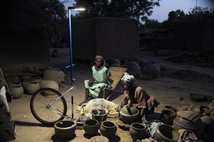 Au Mali, des lampes solaires mobiles éclairent des villages sans courant. © AFP