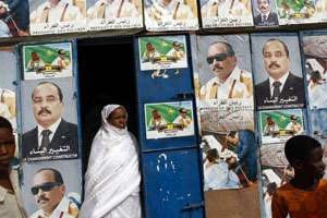 Affiches électorales sur les murs d’un commerce, à Boutilimit, à 150 km au sud de Nouakchott. © Rebecca Blackwell/AP/Sipa