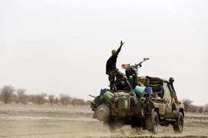 Une patrouille malienne entre Kidal et Gao. © AFP