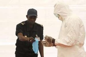 Un médecin sénégalais explique comment se protéger contre le virus Ebola le 8 avril à Dakar. © AFP