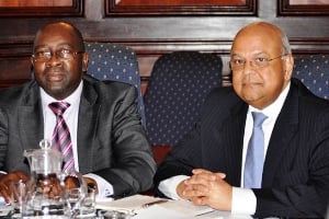 Nhlanhla Nene (à g.) et Pravin Gordhan, son prédécesseur au ministère des Finances sud-africain. © Government ZA/Flickr