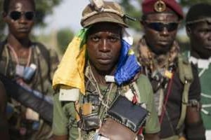 Miliciens anti-balaka parés de grigris. © AFP