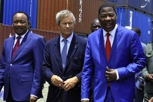De g à d : Mahamadou Issoufou, Vincent Bolloré et Boni Yayi lors du lancement de la construction de la ligne Cotonou-Niamey, le mardi 9 avril 2014. © Charles Placide/Reuters