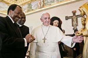 Paul Biya rencontre le pape François en octobre 2013. © Rex/Sipa